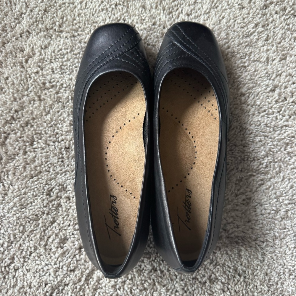 Trotters Sasha Black Leather Slip On Flats Size 8m